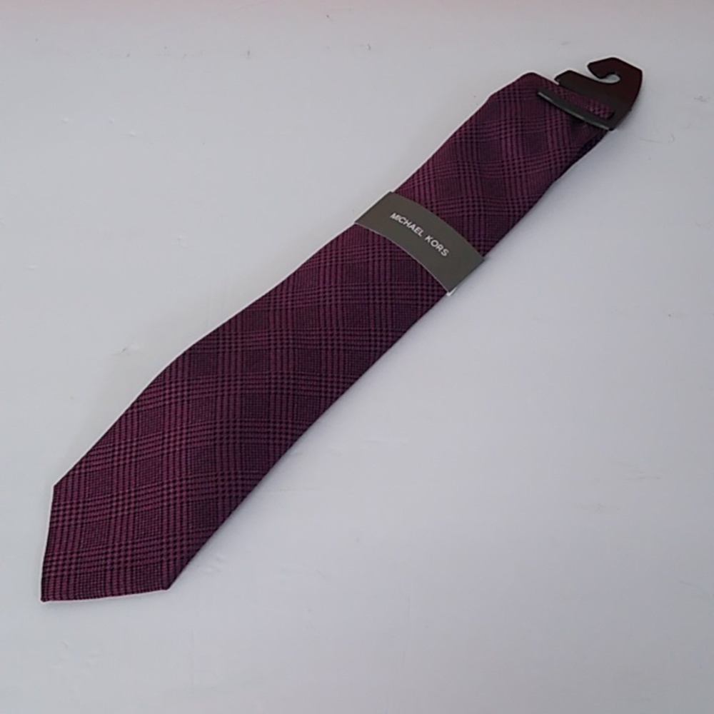 Michael Kors burgundy and black neck toe